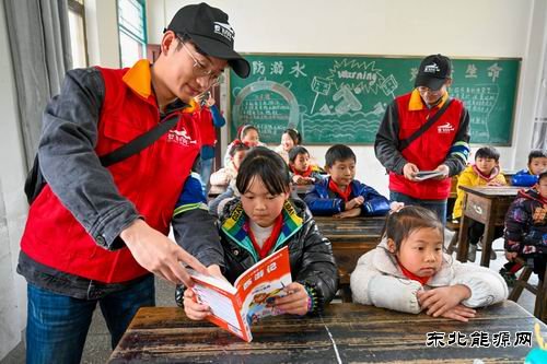江西婺源：学雷锋情牵留守儿童