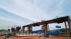 中铁二十一局集团：昌赣客专赣州段第二长桥将军塘特大桥中跨顺利