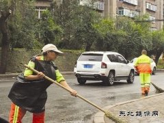 鞍山：顶冷风清扫 环卫裹塑料袋御寒（图）