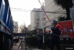 新集矿区：百盏路灯照亮小区居民心