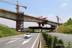 中铁二十一局：江西昌赣客专跨兴赣高速特大桥月底合龙全桥完工