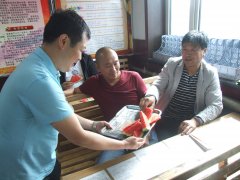 龙煤向阳矿团委送清凉、保安全