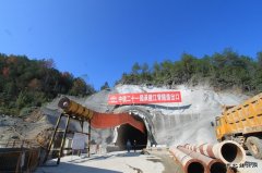 中铁二十一局：兴泉铁路江背隧道施工进展顺利