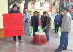 图片新闻：牛儿庄采矿公司工会为一线职工送奖品鼓干劲