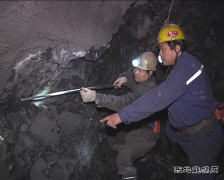 图片新闻：班组互查安全工程质量