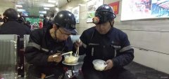 小峪煤业公司冬至送饺子，情暖员工心
