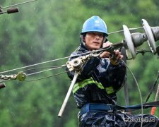 江西婺源：遭暴雨山体滑坡断电 电力工人冒雨深山抢修
