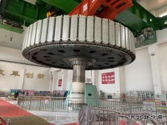 牡丹江水力发电总厂：莲花发电厂1号机组转子一次性起吊成功