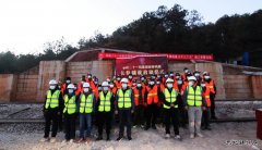 云南：丽香铁路正式启动无缝长钢轨铺设