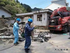 大车撞断电杆：会泽供电局及时组织人员抢修复电