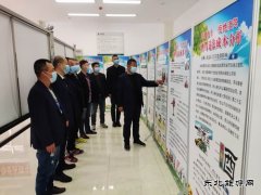 图片新闻：组织员工观看交通安全教育图片展