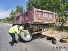 富蕴执法大队：我为群众办实事，热心帮助群众换轮胎