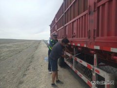 富蕴执法大队：车辆轮胎冒烟，路政人员紧急处置消隐患