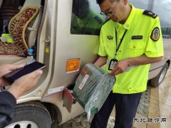 阿勒泰执法支队富蕴执法大队：加满服务“油”解游客车辆燃眉之急