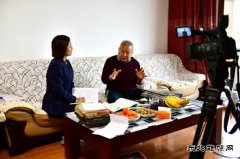牡丹江水电总厂派出采访组到鲍元义、俞柏铭两位老人家中采访