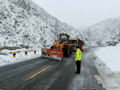 富蕴执法大队：初雪见真情 抗雪保交通