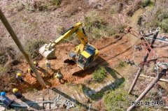 江西婺源：大雪压断线路 电力工人忙抢修