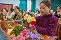 婺源供电：插花品香庆“三八”