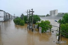 江西婺源：遭强降雨袭击 供电部门迅速组织抢修复电