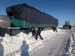 富蕴执法大队：货车风雪中被困 巡查人员及时救助