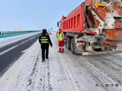 ：Ｖ捶ù蠖恿瞎     交警、养护部门开展春节节前联合巡查