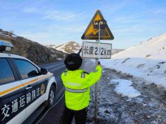 阿勒泰执法支队青河执法大队：清洗公路标志，靓化路容路貌