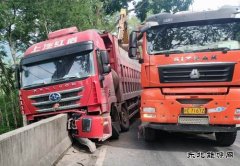 云南：大货车撞上公路水泥防护栏避免翻车