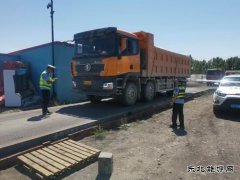 哈巴河执法大队：路警联合不放松 严守治超安全线