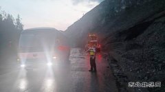 哈巴河执法大队：山体滑坡道路受阻，快速抢险保畅通