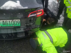 富蕴执法大队：雨雪天执法人员帮助受困旅客排忧解难