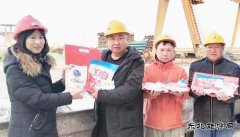 图片新闻：送福袋到班组