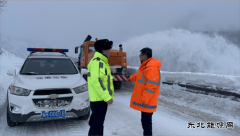 布尔津执法大队：省道232线多处雪崩 积极抢险保通