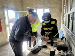 哈巴河执法大队：积极开展路警联合治超，确保公路安全