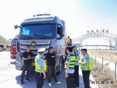 富蕴执法大队：联合查处大件运输违法行为
