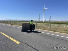 哈巴河执法大队：清除路面杂物 保障公路安全