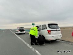 ：Ｖ捶ù蠖：援手相助被困车辆，迅速行动助其脱困