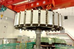 国网黑龙江水电总厂：镜泊湖发电厂4号机组改造工程转子顺利吊出
