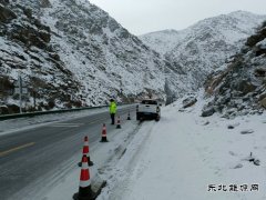 富蕴执法大队：游客车辆陷入雪窝 交通执法暖心救助