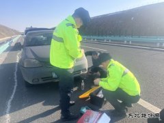 富蕴执法大队：高速路上暖心救援，解车主燃眉之急