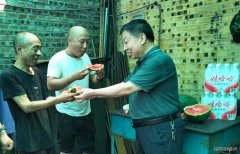 峰峰集团牛儿庄采矿公司：送防暑降温服到岗位