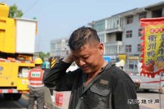 国网鹿邑县供电公司：清凉“不断供” 带电除隐患